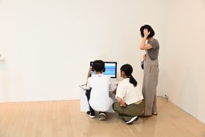 しゃがんでボタンクリック：音で遊ぼうby加納：美術の先生がつくった作品展Vol.11展示風景