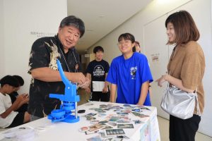 缶バッチ制作コーナー：美術の先生がつくった作品展Vol.11展示風景